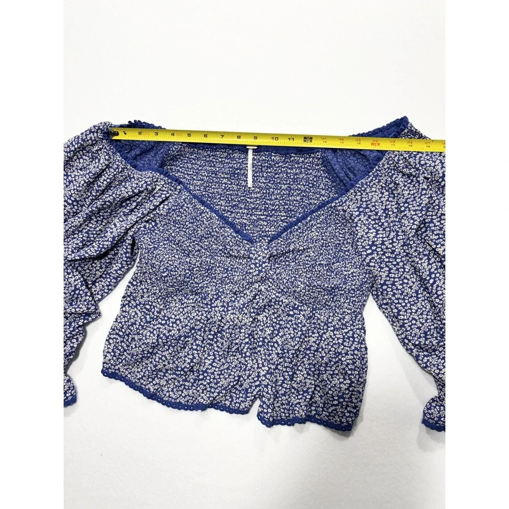 Free People Blouse Womens Large Blue Floral Off Shoulder Smocked Crop Top Boho - Picture 5 of 14